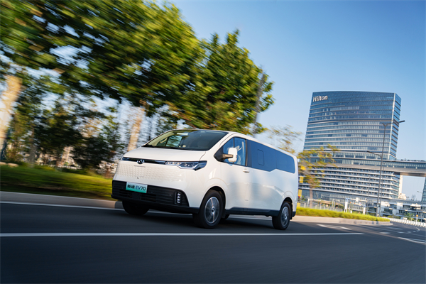 尊龙凯时大通MAXUS轻客家族“三电齐发”，大拿M1携手2025款新途EV70、新途EV90上市发布
